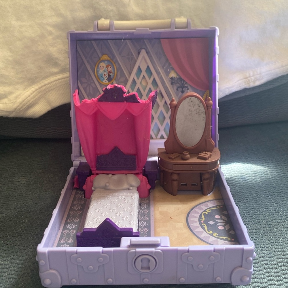 5/$20 Elsa and Anna pop up bedroom doll house